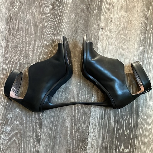 Tibi - Picture 5 of 17